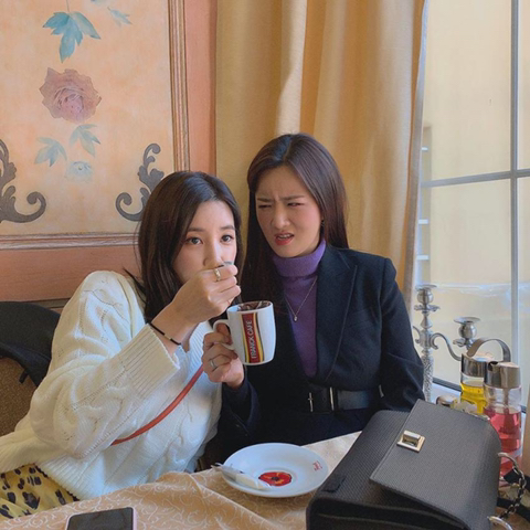 크로아티아에서 일을 하고 있는 에이핑크 초롱 보미.jpg | 인스티즈