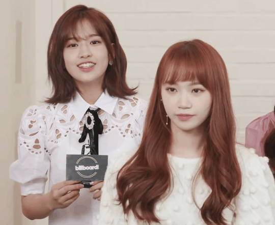 인터뷰 하면서 졸음 참는 아이즈원 김채원 ㅜ.gif | 인스티즈