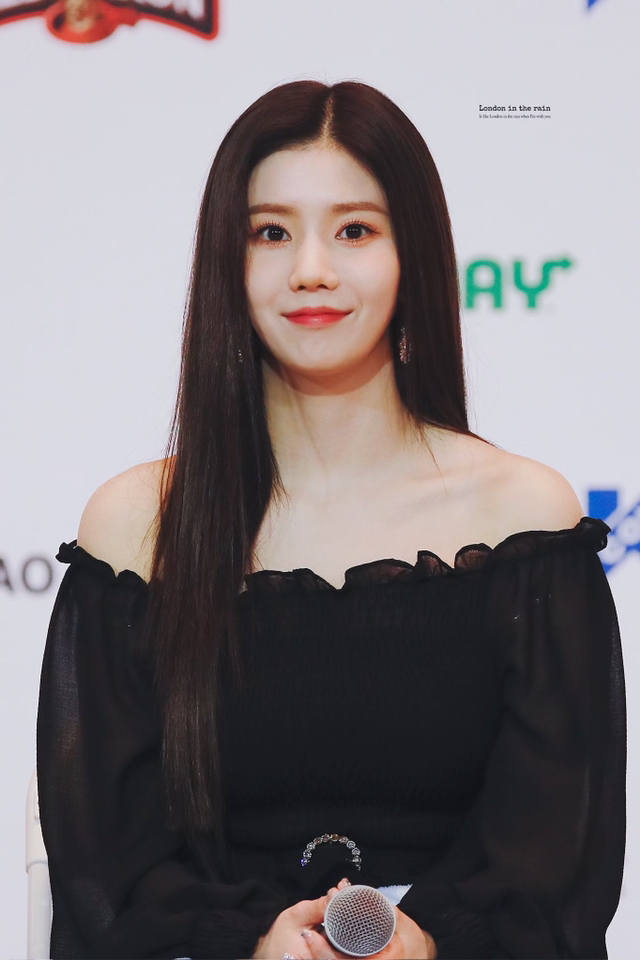 아이즈원) 얼굴에 뭘 이렇게 묻히고 다니나 싶은 권은비 | 인스티즈