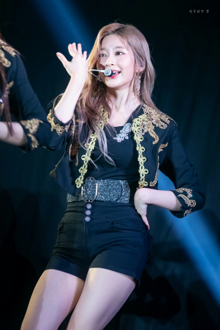 공연 중 찍힌 여신 아이즈원 김민주 사진 | 인스티즈