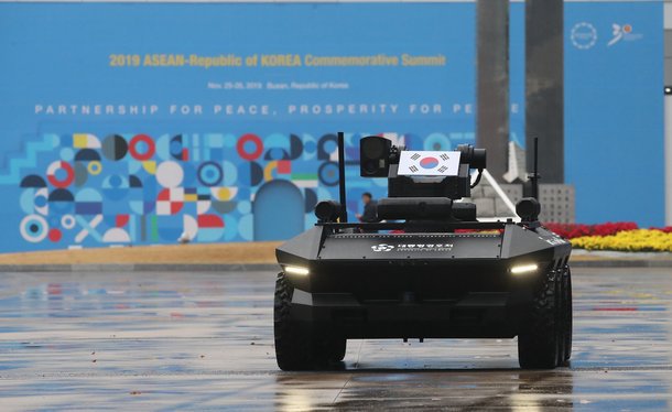 한- 아세안 회담장의 경호차.jpg | 인스티즈