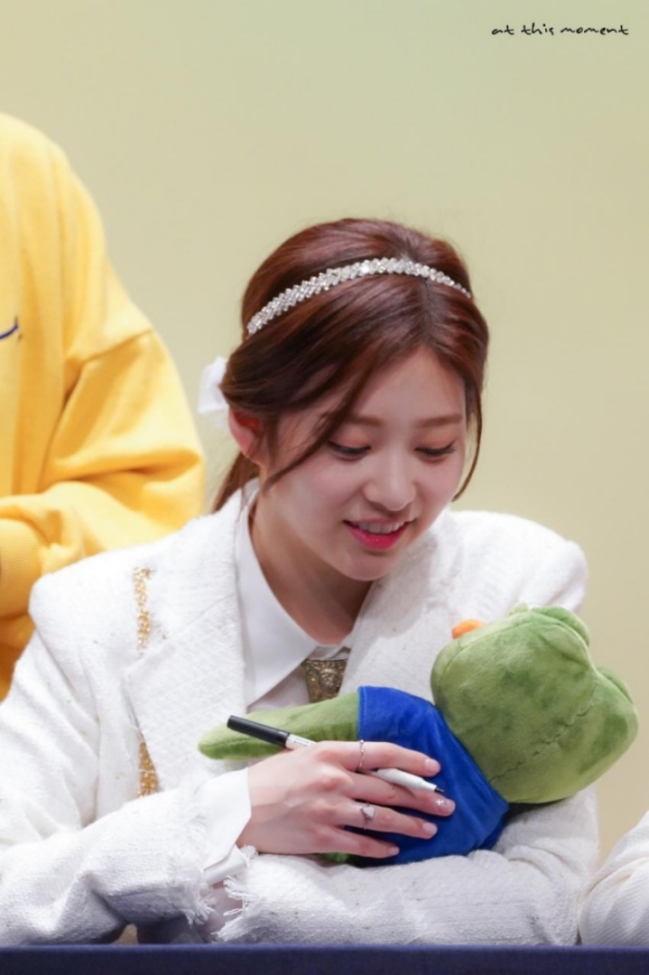 쭈굴미 넘치는 애잔한 개구리 아이즈원 김민주3.jpgif | 인스티즈