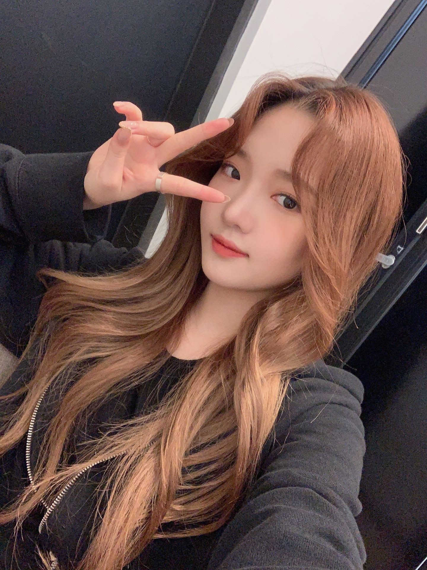 오늘자 프로미스나인 V앱공무원 지선이의 가을이 선덕선덕.gif | 인스티즈