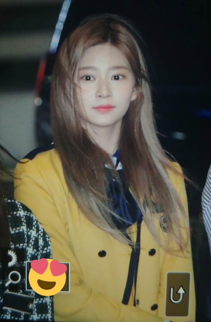 교복입고 출국하는 아이즈원 김민주 | 인스티즈