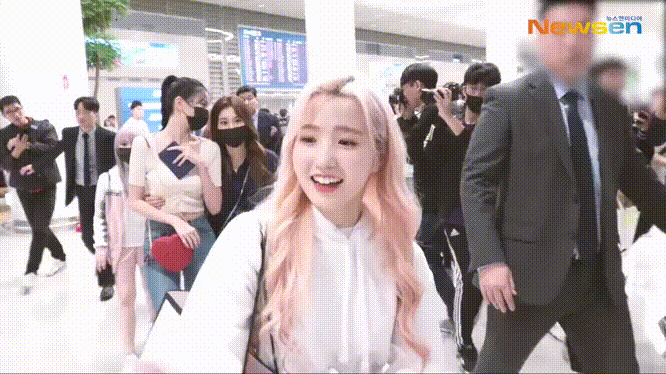아이즈원) 생일 기념 공항에서 꽃다발 받은 히토미 | 인스티즈