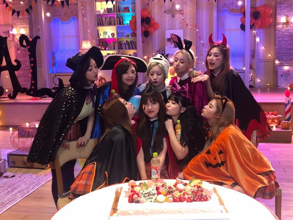 쿠우 광고 찰영 도중 미나 생일파티하는 트와이스.jpg | 인스티즈
