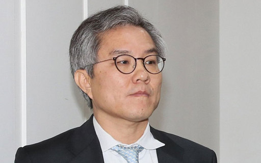 최강욱 비서관에게 들이받는 윤춘장의 추태 | 인스티즈