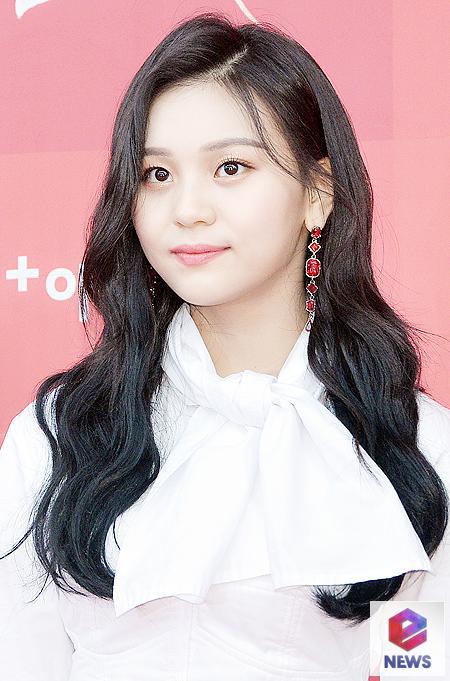 오늘자 여자친구 골든디스크 레드카펫.jpg | 인스티즈