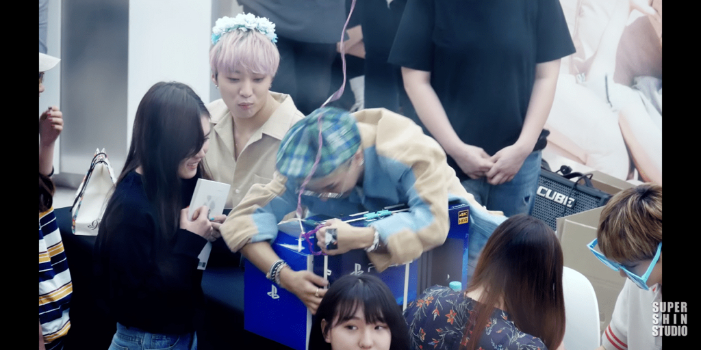 팬한테 선물받은 송민호 | 인스티즈