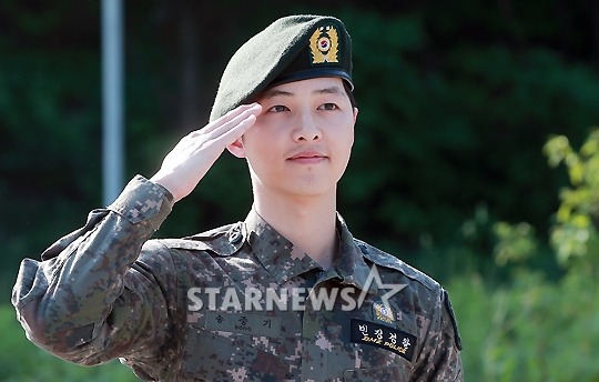 궁금해서 찾아본 연예인들 전역 때 경례 | 인스티즈
