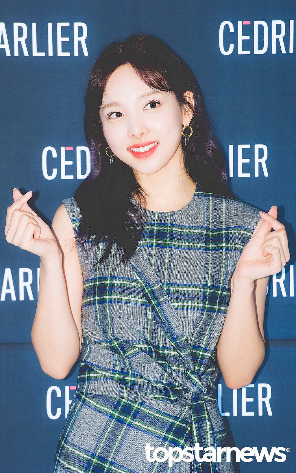 막내 쯔위가 좋아 포옹하는 맏내 나봉이 | 인스티즈