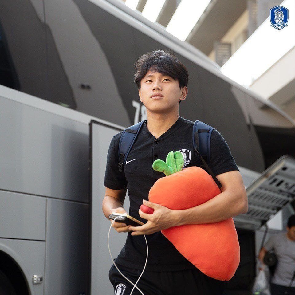 이동할 때마다 인형 안고 다니는 U20 선수들.jpg | 인스티즈
