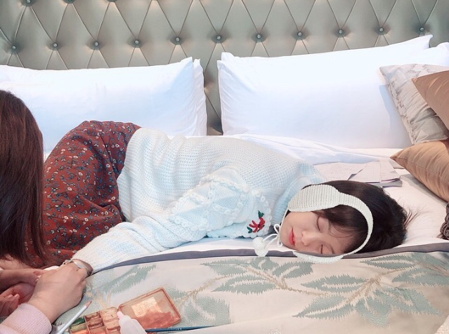 드라마 촬영 대기 중에 잠든 전소민.jpg | 인스티즈