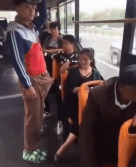 버스에서 발기한 남자ㄷㄷ.gif | 인스티즈