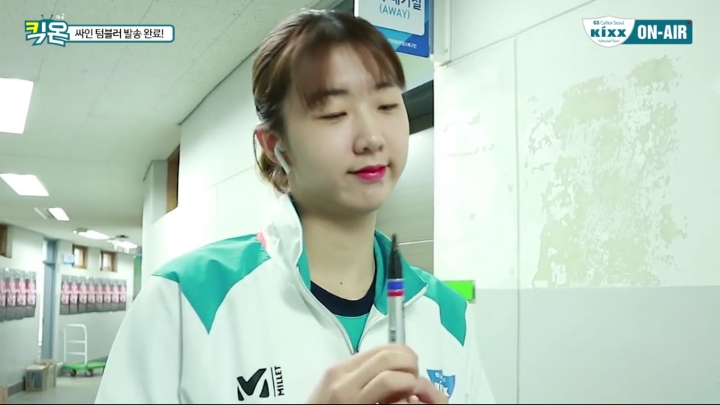 텀블러에 싸인하는 여배선수들.jpg | 인스티즈