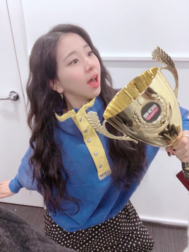 쇼챔피언 트로피로 보는 트와이스 멤버별 트로피 드는 방법 ㅋㅋㅋ | 인스티즈