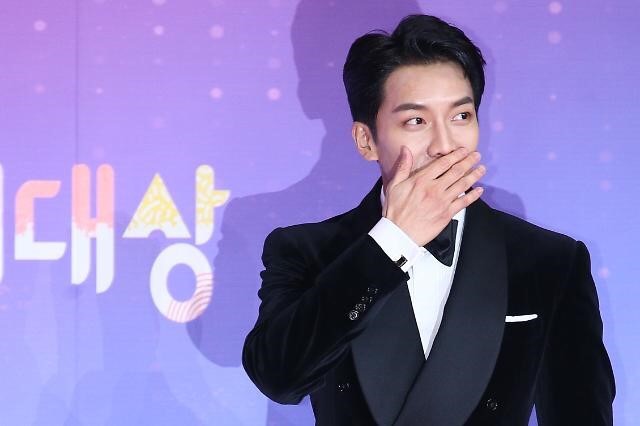 연말 가장 불쌍한 연예인 | 인스티즈
