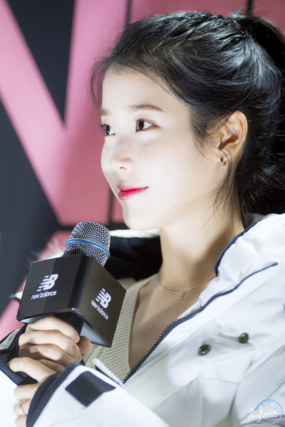 뉴발란스 토크콘서트 포니테일 아이유.jpg | 인스티즈