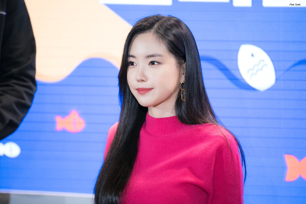 [에이핑크] 맘스터치는 역시 딥치즈버거라서 나은이 | 인스티즈