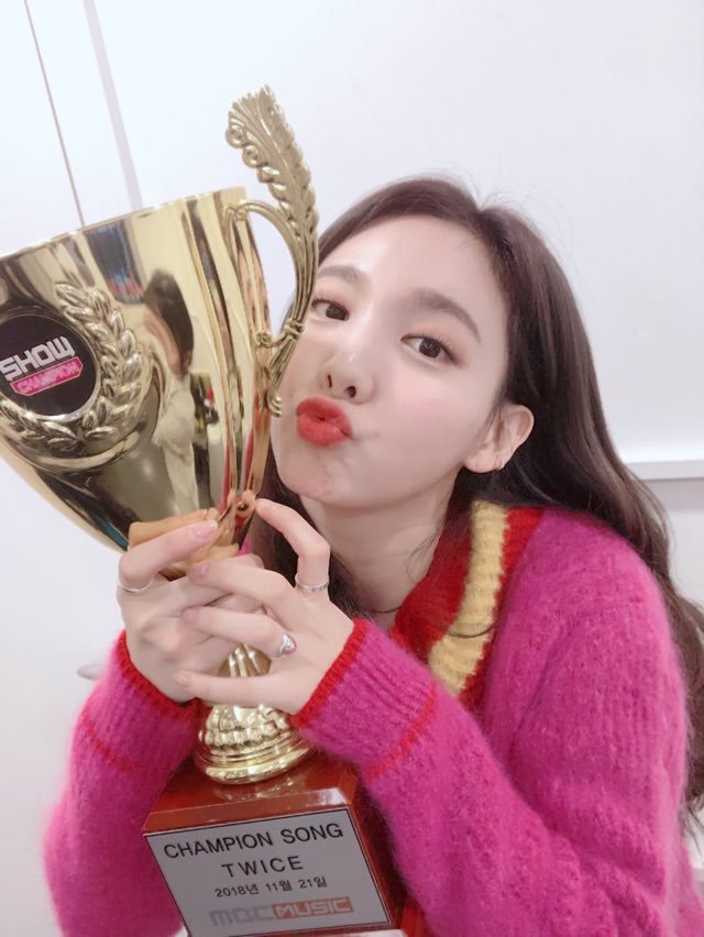 쇼챔피언 트로피로 보는 트와이스 멤버별 트로피 드는 방법 ㅋㅋㅋ | 인스티즈