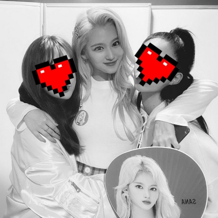 콘서트 끝나고 친구들이랑 사진 찍은 트와이스 사나 | 인스티즈