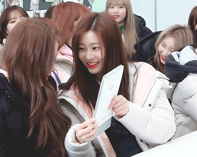 쭈굴미 넘치는 애잔한 개구리 아이즈원 김민주3.jpgif | 인스티즈