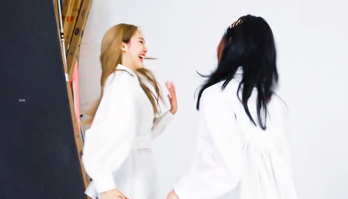 막내들의 재롱을 따사롭게 지켜보는 여자친구 예린 | 인스티즈