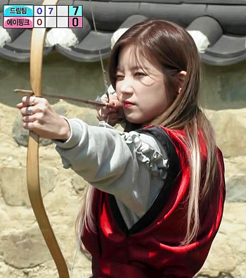 [에이핑크] 활 쏘는 박초롱 vs 윤보미.gif | 인스티즈