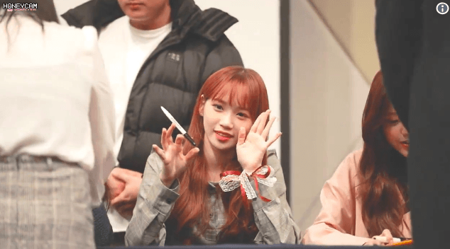 사진 아니고 영상이라고 하니까 바로 애교부리는 아이즈원 김채원.gif | 인스티즈