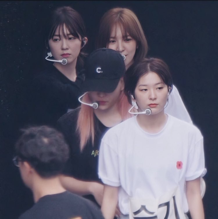 리허설 대기중에 웬디 껌딱지가 된 아이린.jpgif | 인스티즈