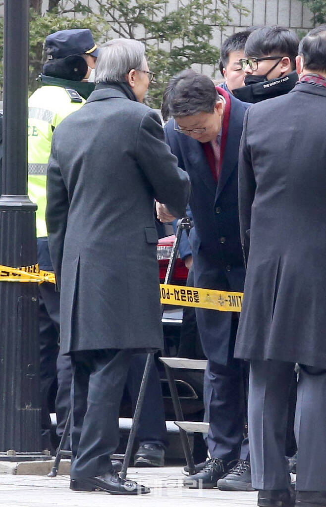 이명박한테 인사하는 권성동.jpg | 인스티즈