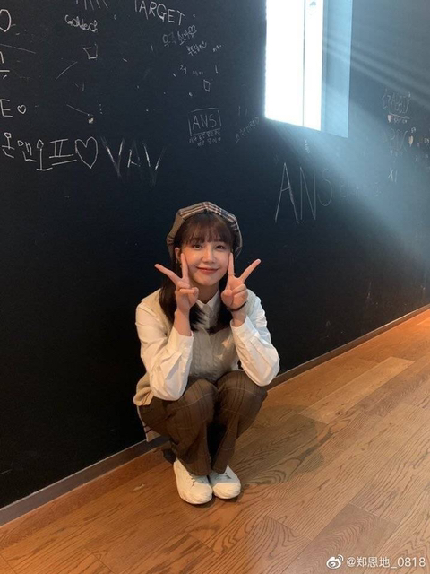 쪼그려 앉아서 V 에이핑크 정은지.jpg | 인스티즈