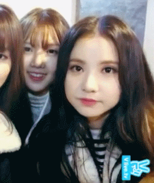 여자친구 은하를 만지는 예린이.gif | 인스티즈