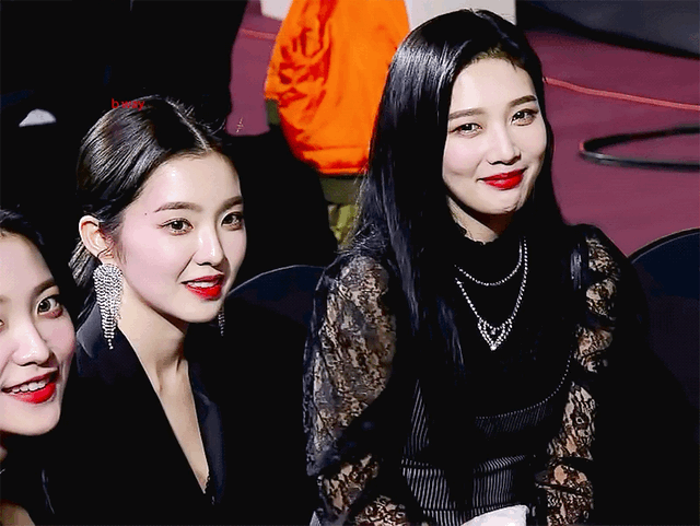 아이린한테 얼굴 마사지 당하는 조이.gif | 인스티즈