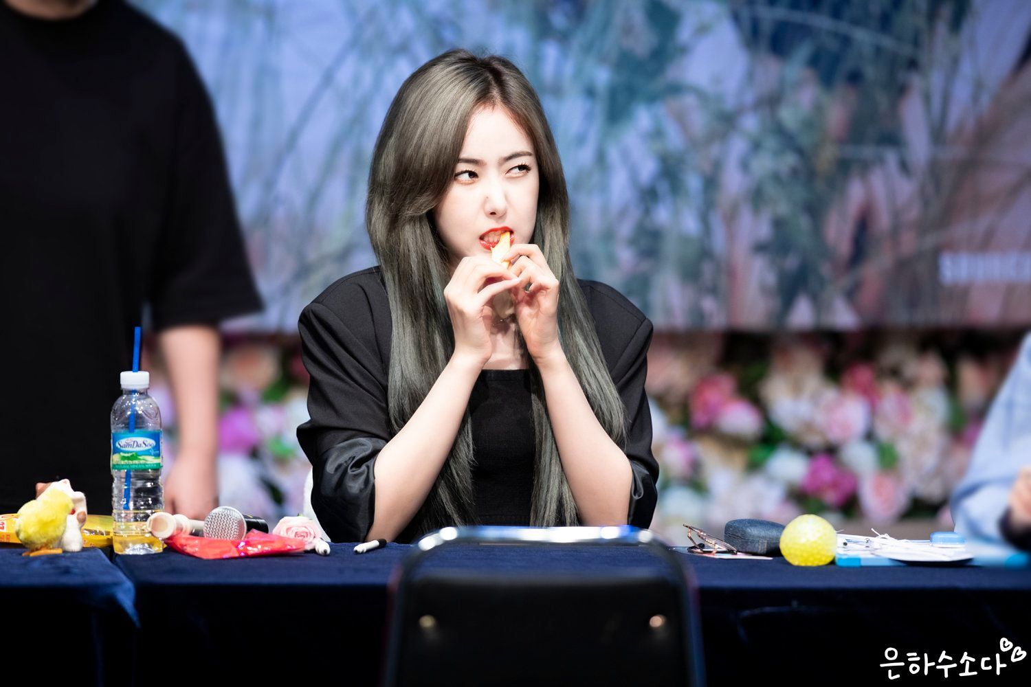 야심한 시간에 보니까 은근히 미인인 듯한 여자친구 신비.jpgif | 인스티즈