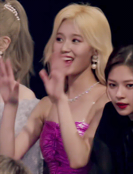 땀 식히는 사나.gif | 인스티즈