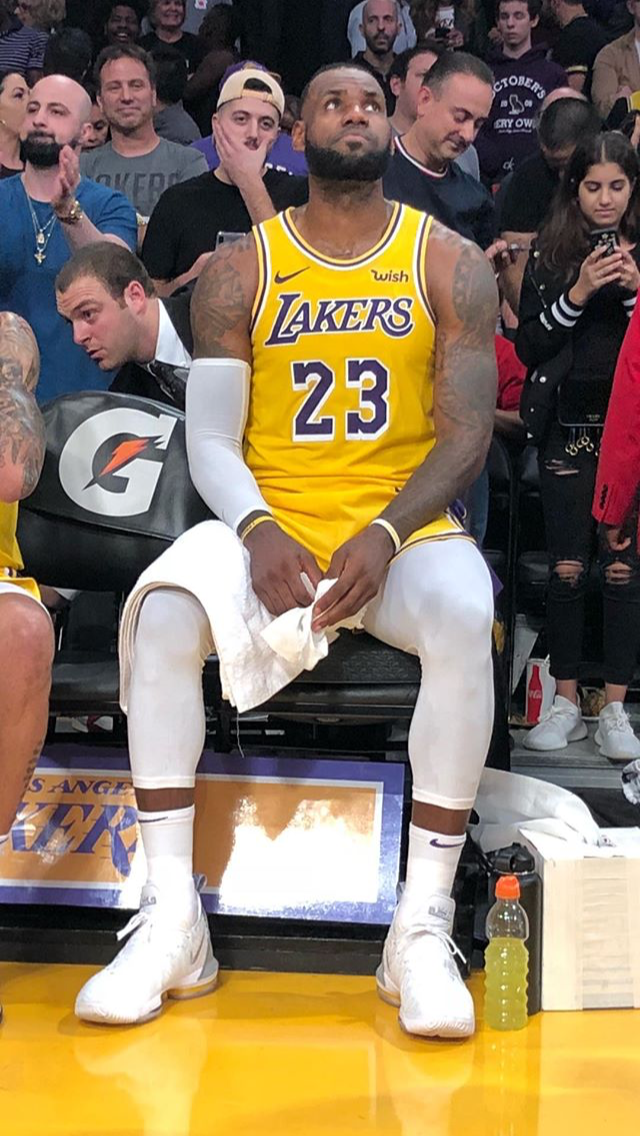 뭔가를 생각하는 르브론 | 인스티즈