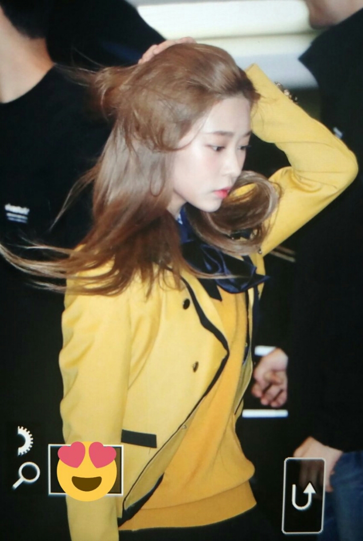 교복입고 출국하는 아이즈원 김민주 | 인스티즈