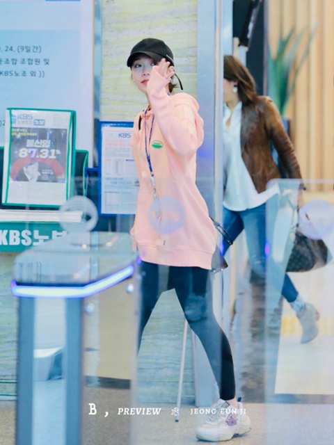 팬들 에게 인사하는 에이핑크 정은지.jpg | 인스티즈