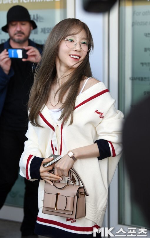 오늘자 새로운 헤어컬러로 염색하고 공항에 나타난 태연 | 인스티즈