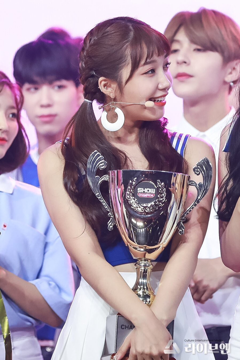 트로피 들고 신난 에이핑크 정은지.jpg | 인스티즈