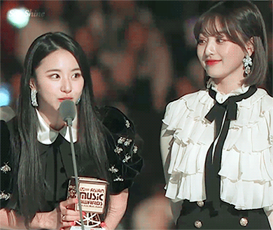 트와이스 수상소감 하는 채영이 바라보는 채영맘 ㄷㄷㄷ | 인스티즈