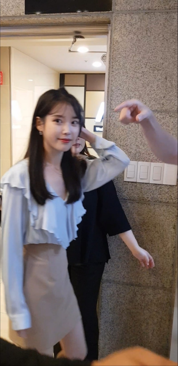 좋은 우정을 이어가고 있는 아이유와 김해 시스터즈.jpg | 인스티즈