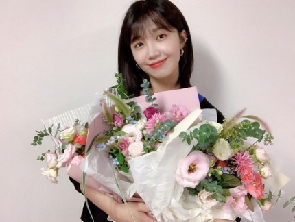 꽃다발을 든 에이핑크 정은지.jpg | 인스티즈