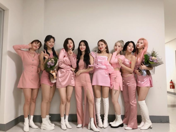 오늘자 트와이스 뮤뱅 1위 기념 공식트윗 | 인스티즈