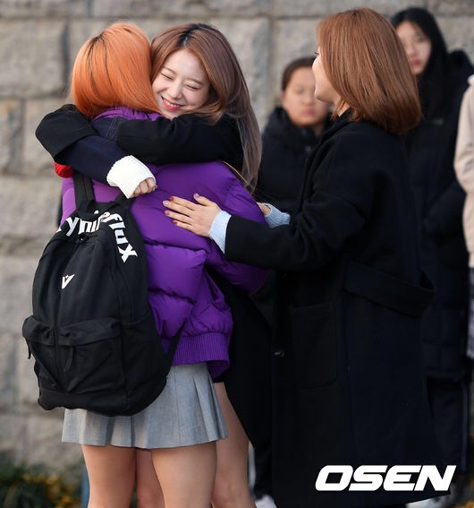 오늘자 수능장에서의 훈훈한 프로미스나인 캡틴과 아빠 | 인스티즈