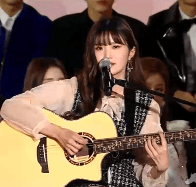 팬들이 선물로보내준 기타를 들고 MAMA에나온 프로미스나인 송하영.GIF | 인스티즈