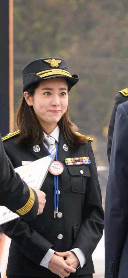 문재인 대통령 바라보는 한지민.gif | 인스티즈