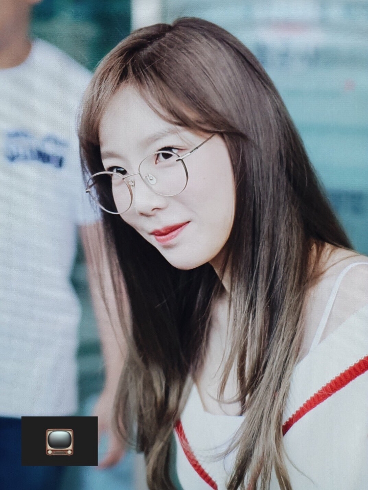 오늘자 새로운 헤어컬러로 염색하고 공항에 나타난 태연 | 인스티즈