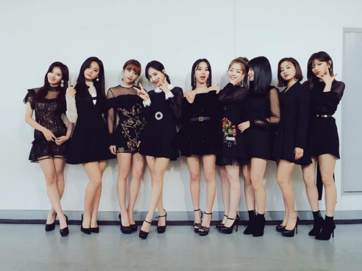오늘자 트와이스 공식트윗 단체사진 ㄷㄷ | 인스티즈